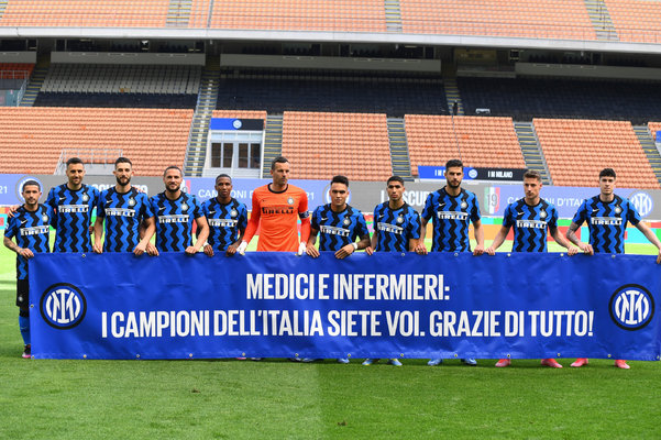 LPL主持小钰晒照：坐上世一王座感受了当T1第6个成员