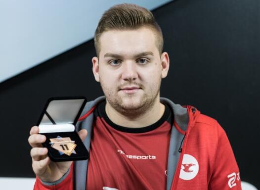 LPL主持张小薇晒照：听说发照片可以涨粉