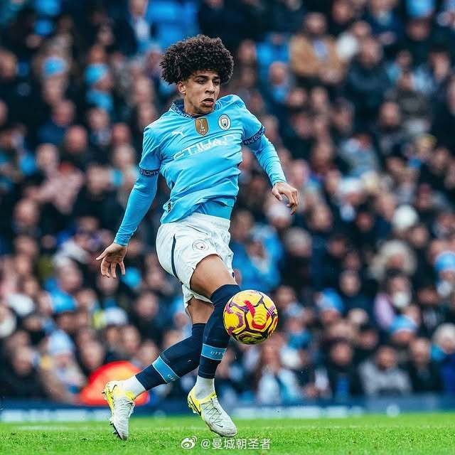 LPL主持小钰晒照：坐上世一王座感受了当T1第6个成员